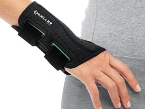Mueller Sports Medicine دعامة معصم مناسبة باللون الأخضر ، للرجال والنساء ، اليد اليمنى ، سوداء ، صغيرة / متوسطة