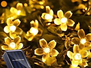 أضواء سلسلة الزهور الشمسية من ITICdecor في الهواء الطلق مقاومة للماء 50 LED الجنية لتزيين الكريسماس لسور الحديقة ، ساحة الفناء ، شجرة الكريسماس ، المنزل ، الحديقة ، الزفاف ، الفناء ، ديكور الحفلات (أبيض دافئ)