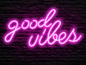 Olekki Pink Good Vibes Neon Sign - مصابيح نيون لغرفة النوم ، إشارات نيون LED لديكور الحائط (16.1 × 8.3 بوصة)