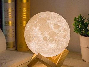 مصباح على شكل قمر ثلاثي الأبعاد من Mydethun بقاعدة خشبية مقاس 5.9 بوصة - ضوء ليلي LED ، إضاءة مزاجية مع سطوع للتحكم باللمس لديكور المنزل ، غرفة النوم ، هدايا عيد الميلاد للسيدات والأطفال - أبيض وأصفر