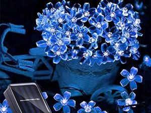 أضواء سلسلة زهور شمسية خارجية من ITICdecor مقاومة للماء 50 LED لتزيين ضوء الجنية لشجرة الكريسماس والحدائق والفناء والفناء الربيعي (أزرق)